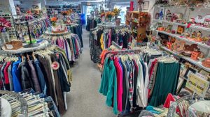 Tips Thrift Shopping Buat Pemula yang Mau Belanja Barang Bekas ... Tips Berbelanja Di Thrift Shop Dengan Bijak